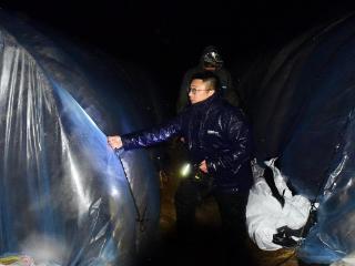 射阳：强对流天气来袭 员工冒雨夜保护大棚