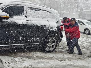 济南暴雪困车，石化援手暖心