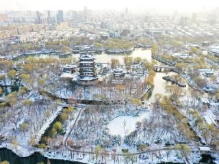 雪霁天晴，大明湖犹如一幅天然水墨画卷