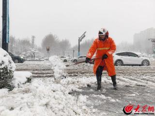 潍坊青州：干群齐心除雪保畅通