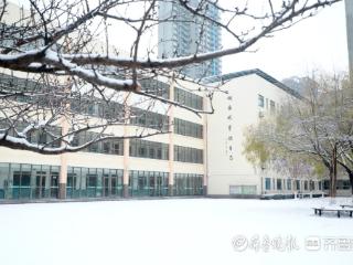 育秀小学停课日开展 “300 米儿童友好路” 扫雪除冰行动