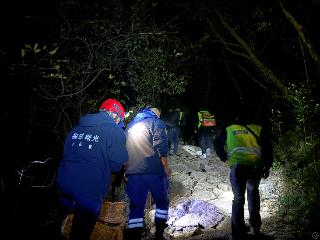 福建莆田一对年轻驴友夫妻迷路深山，救援队夜间冒雨施救