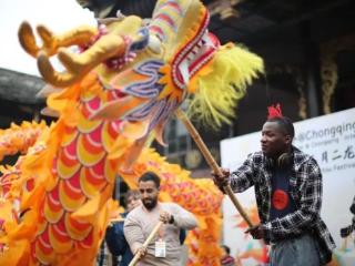 外国小伙在中国体验非遗 成了“龙的传人”