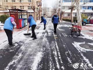 潍坊寒亭区寒亭街道积极清雪除冰保畅通！