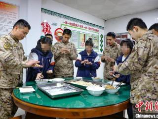 湖北武警官兵接力助学 托举贫困学子求学梦