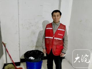 合肥一保洁员在垃圾桶捡到10万元现金后报警：没见过这么多钱，但毫不后悔