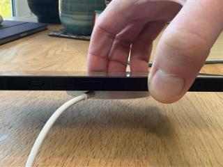 iPhone 16e不支持MagSafe充电 苹果解释原因