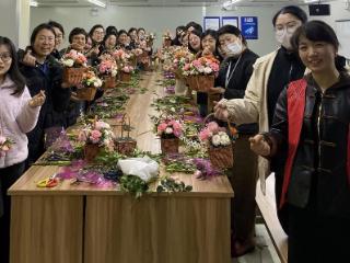 苏州园区阳浦路社区开展妇女节插花活动