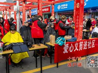 十堰经开区开展“学雷锋 做志愿 服务支点建设建新功”主题实践活动