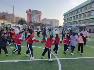 以雷锋之名，守护 “星星世界” 的微光 青岛郑州路第二小学二三中队开展学雷锋社会实践活动