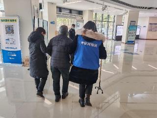 网格员护送老人回家 湖沁社区服务显真情