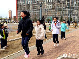 “花式”加长版课间 让孩子们尽享“操场乐趣”