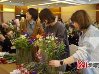 唐山市曹妃甸区总工会：巧手插花迎庆妇女节