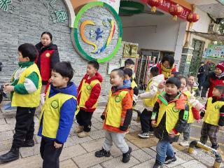 “小雷锋”出动！江夏实幼小朋友用劳动“解锁”雷锋精神