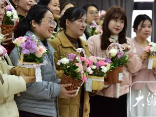 花香悦巾帼，阜阳颍东区举行迎“三八”节活动