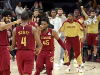 NBA排名大乱！首支季后赛队伍诞生，湖人升西部第2，4队抢西部第6