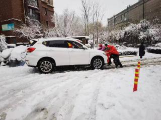 全福街道：暖流涌动，社区居民合力推车传递温情