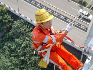 坚守一线十六载，百米高空护光明 他获评第十批重庆市岗位学雷锋标兵