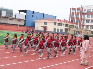 临沂东城实验小学举行新学期活力课间操比赛