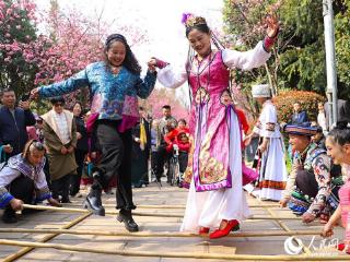 云南昆明：踏春赏花庆“三八”国际妇女节