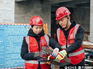 岛城“她”力量｜别样“三八节”，工地上拍婚纱照！