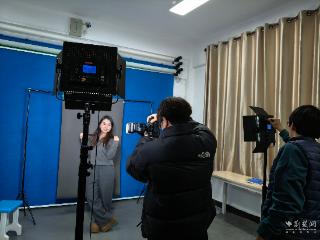 特别的礼物！这群大学生妇女节为女老师拍写真