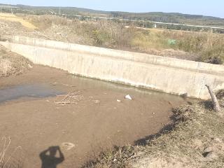 身边事｜过水渠修建不当 恐导致农田被淹