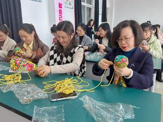 临沂第八中学举办“古风雅韵·非遗研香”妇女节主题活动