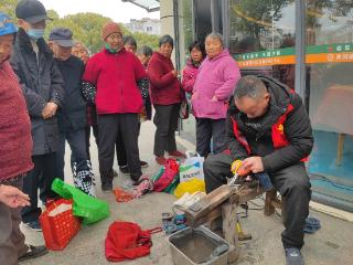 “‘锋’火相传暖民心，同心协力筑美好”便民服务活动