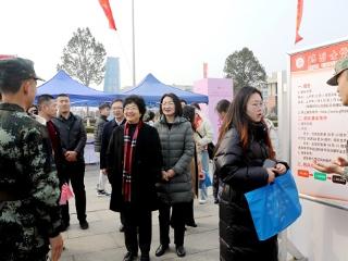 巾帼绽职涯 梦想正当时——2025年临沂大学女生专场招聘会举行