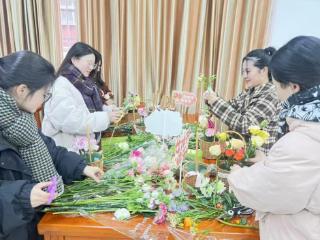 鄱阳中学举行“三八”国际妇女节插花茶话会