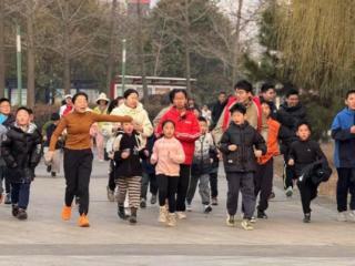 让成长和自然同行，平邑县平邑街道祥云社区开展绕湖健康跑活动