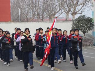 临沂汪沟小学举行“从小事做起 共筑绿色家园”主题升旗仪式