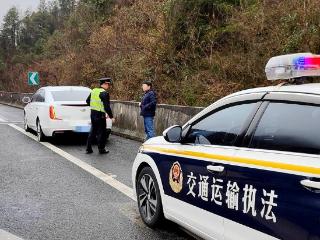 接亲车辆爆胎 贵州交通执法人员出马解围