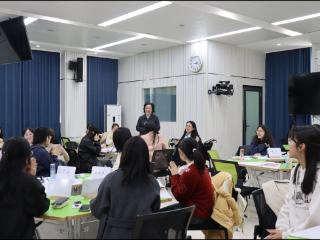 国际妇女节，山大师生图书馆里共办读书会