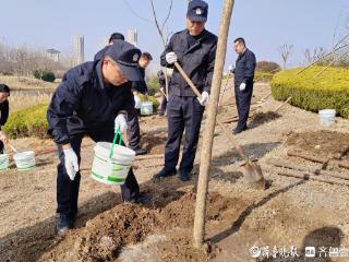 三月春光植树时，青岛高新交警来添“绿”