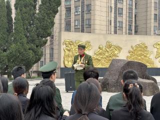 “年轻人要珍惜现在的生活！”老兵与青年学生面对面