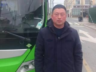 盐城一老人公交车上突然晕厥，公交车秒变“救护车”送医