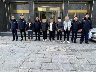 五人团伙跨省贴“黄卡”，潍坊警方两小时将其“一锅端”