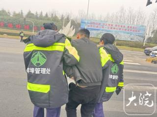 货车司机突发胆结石 蚌埠收费站员工急相救