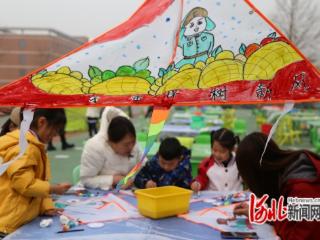 河北迁安：风筝舞春风 学习好榜样