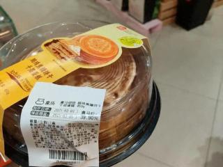 盒马千层蛋糕被指冻品当“鲜品”卖，涉嫌误导消费者：声称当天制作，实为十天前生产