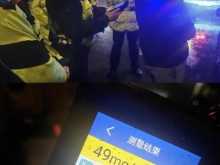 男子喝下半斤白酒驾车被查 企图借“尿遁”蒙混过关