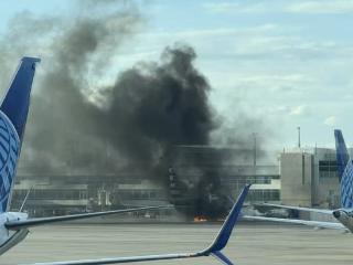 美国航空一架飞机在机场起火 暂无伤亡人员报告