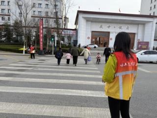 礼让斑马线 文明你我他｜崂山区中韩街道爱丁堡社区开展助力文明交通，守护校园“斑马线”宣传活动