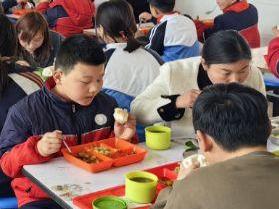 “食”光有你“味”爱陪餐——广平镇焦集小学开展家长陪餐活动