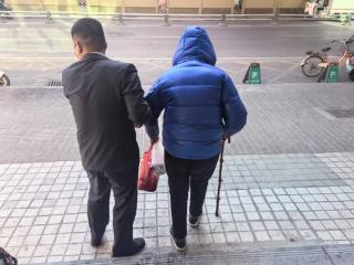 农行济南泺源华联支行：温情服务助力视力不佳老人顺利取款