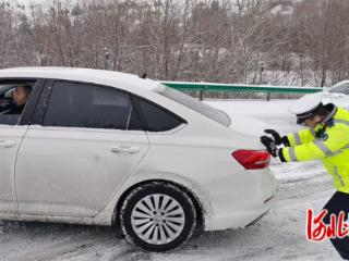 张家口迎强降雪！河北高速交警风雪中保道路安全通畅