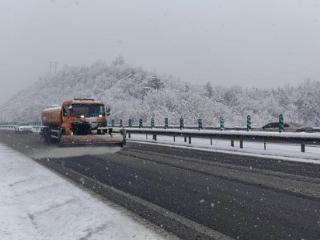 北京：“智慧”除雪 护航高速路畅通