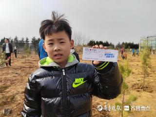 心愿卡挂满树苗！亲子植树活动现场，孩子们用心扮靓“文学林”